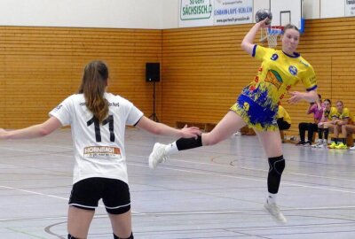 Marienbergs Handballerinnen festigen Oberliga-Podestplatz - Martha Langer setzt zum Sprungwurf an. 