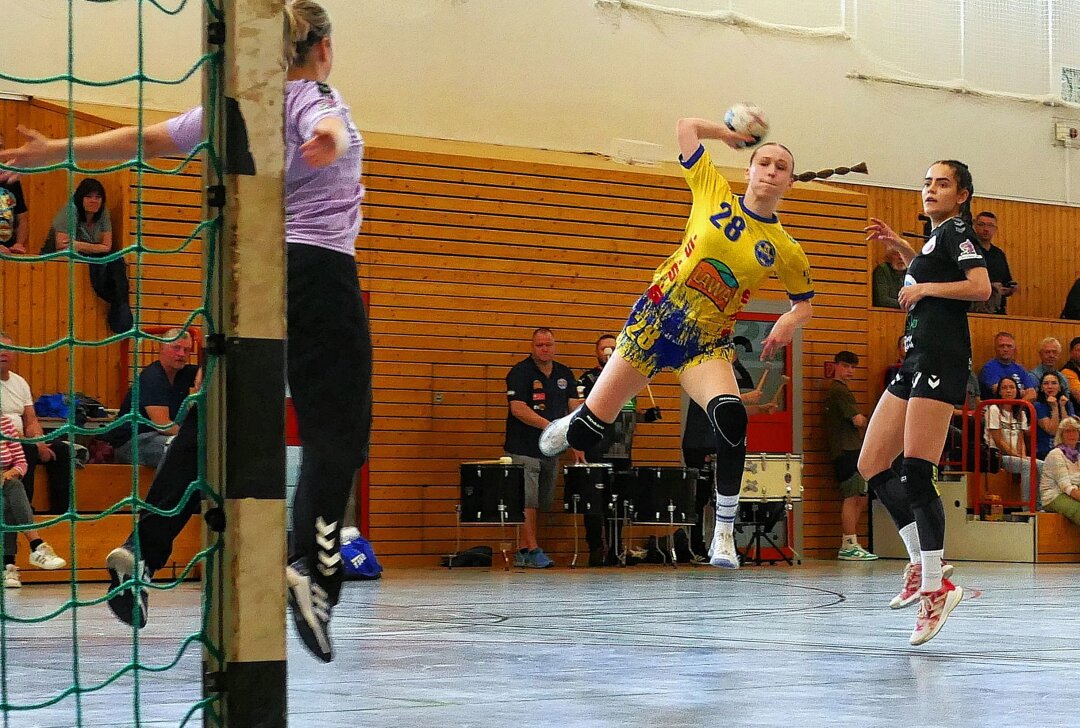 Marienbergs Handballerinnen fiebern nächstem Debüt entgegen - Nach Sarah Martin (Mitte) soll nun die nächste B-Jugend-Spielerin des HSV 1956 Marienberg ihr Debüt in der Frauen-Mannschaft feiern. Foto: Andreas Bauer