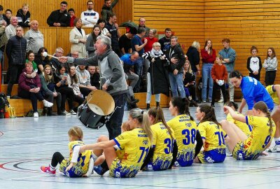 Marienbergs Handballerinnen nach Traumstart voller Tatendrang - Auch am Sonntag würden die Marienberger Handballerinnen mit ihren Fans gern die traditionelle Siegeszeremonie vollziehen. Foto: Andreas Bauer