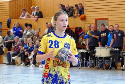 Marienbergs Handballerinnen wahren ihre weiße Weste - Trotz ihres jungen Alters verwandelte Sarah Martin alle sechs Siebenmeter clever. Foto: Andreas Bauer