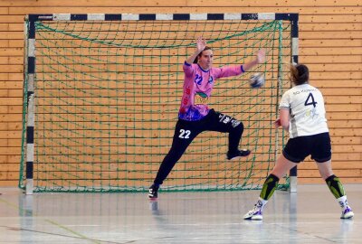 Marienbergs Handballerinnen wahren ihre weiße Weste - Auch auf Torhüterin Julia Kluge war wieder einmal Verlass. Foto: Andreas Bauer