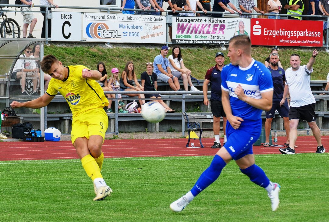 Marienbergs Kicker setzen in der Landesliga erstes Achtungszeichen - Marienbergs Angreifer Louis Meyer (links) bei einer Flanke. Foto: Andreas Bauer