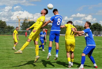 Marienbergs Kicker setzen in der Landesliga erstes Achtungszeichen - Bei weiten Einwürfen waren die Gastgeber durch Kopfballverlängerungen häufig gefährlich. Foto: Andreas Bauer