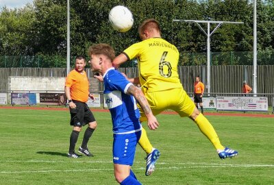 Marienbergs Kicker setzen in der Landesliga erstes Achtungszeichen - Resolut geht Kilian Gerlach in dieses Kopfballduell. Foto: Andreas Bauer