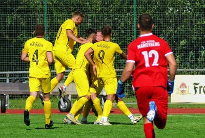 Marienbergs Kicker setzen in der Landesliga erstes Achtungszeichen - Das Siegtor wurde ausgiebig bejubelt. Foto: Andreas Bauer