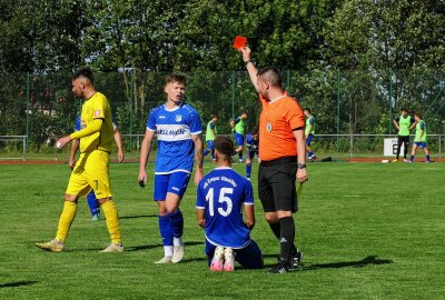 Marienbergs Kicker setzen in der Landesliga erstes Achtungszeichen - In der Schlussphase kassierte ein Glauchauer die Gelb-rote Karte. Foto: Andreas Bauer