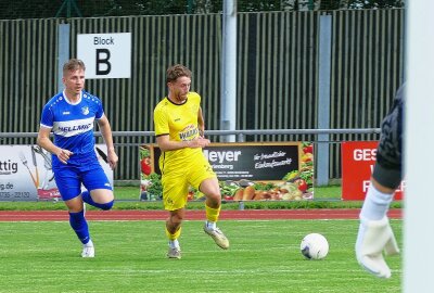 Marienbergs Kicker setzen in der Landesliga erstes Achtungszeichen - Jonathan Müller (rechts) wurde seiner Rolle als Leistungsträger gerecht. Foto: Andreas Bauer