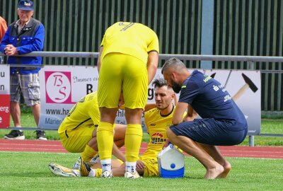 Marienbergs Kicker setzen in der Landesliga erstes Achtungszeichen - Die frühe Verletzung von André Luge sorgte für einen Schockmoment. Foto: Andreas Bauer