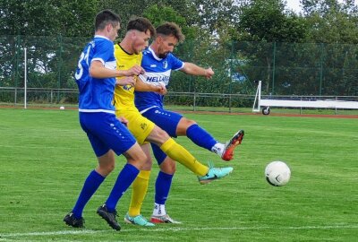 Marienbergs Kicker setzen in der Landesliga erstes Achtungszeichen - Ein Tango zu dritt - mit Tobias Buschbeck in der Mitte. Foto: Andreas Bauer