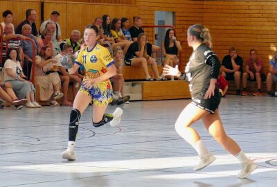 Marienbergs Oberliga-Handballerinnen feiern nächsten Kantersieg - Aufgrund ihrer schnellen Dribblings war Leni Winkler mitunter nur schwer für die Gäste-Abwehr zu fassen. Foto: Andreas Bauer