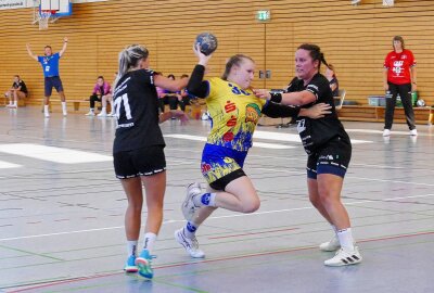 Marienbergs Oberliga-Handballerinnen feiern nächsten Kantersieg - Oft nur per Foul zu stoppen: HSV-Kreisläuferin Lisa Rohrlapper. Foto: Andreas Bauer