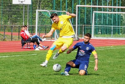 Marienbergs Oberliga-Kicker bejubeln Überraschungserfolg - Wie hier Kevin Werner waren die Marienberger stets auch defensiv gefordert. Foto: Andreas Bauer