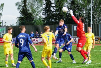 Marienbergs Oberliga-Kicker bejubeln Überraschungserfolg - Viele hohe Flanken segelten in den Bischofswerdaer Strafraum. Foto: Andreas Bauer