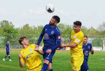 Marienbergs Oberliga-Kicker bejubeln Überraschungserfolg - Hier springt Marienbergs Danny Gottschalk am höchsten. Foto: Andreas Bauer