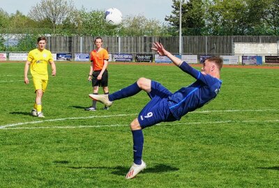 Marienbergs Oberliga-Kicker bejubeln Überraschungserfolg - Der eingewechselte Philipp Colditz setzt zu einem Fallrückzieher an. Foto: Andreas Bauer