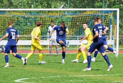 Marienbergs Oberliga-Kicker bejubeln Überraschungserfolg - In der Schlussphase ging es für die Gastgeber nur noch darum, den Ball zu klären. Foto: Andreas Bauer