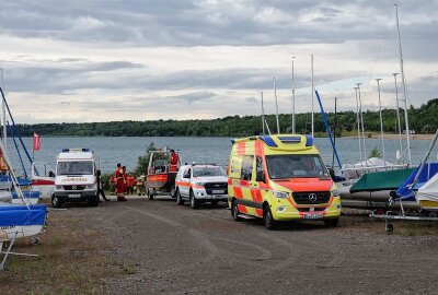 Markleeberg: Unbemanntes Paddelboard löst Großeinsatz aus - Boot mit Person kentert auf Markkleeberger See während eines Sturmes. Foto: xcitepress