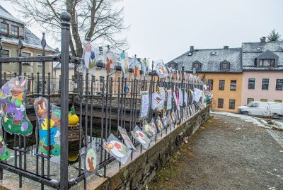 Marktbrunnen in Scheibenberg zu Ostern festlich geschmückt - Selbstgemachter Schmuck verschönert den Scheibenberger Marktbrunnen. Foto: André März