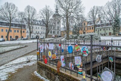 Marktbrunnen in Scheibenberg zu Ostern festlich geschmückt - Selbstgemachter Schmuck verschönert den Scheibenberger Marktbrunnen. Foto: André März