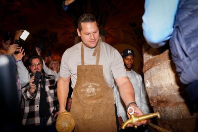 Markus Kuhn: "Alle Daten und Fakten sprechen für einen Football-Hype in Deutschland" - Das Hofbräuhaus in München ist die Heimat der Giants-Fans, die zum Munich Game in die Stadt kommen. Markus Kuhn zapfte dort wenige Tage vor dem Spiel ein Fass an.