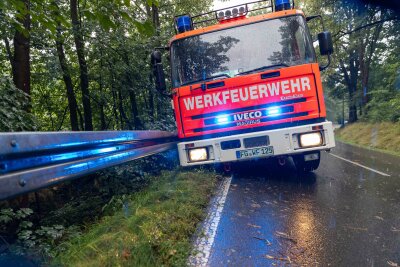 Massive Niederschläge sorgen für Überschwemmungen in Lichtenberg - Durch den Starkregen kam es zu einem Unfall mit einem Feuerwehrauto. Foto: Marcel Schlenkrich