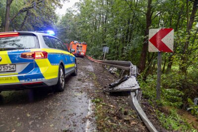 Massive Niederschläge sorgen für Überschwemmungen in Lichtenberg - Die Feuerwehr kollidierte mit einer Leitplanke. Foto: Marcel Schlenkrich