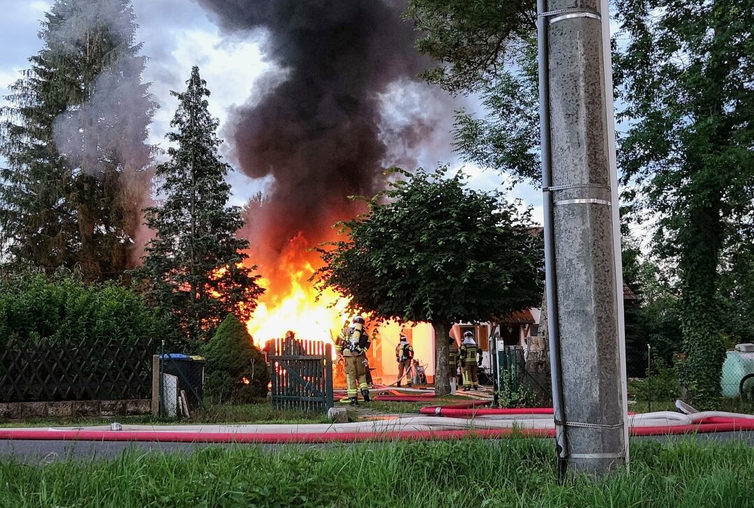 Massive Rauchentwicklung: Garagenbrand in Markkleeberg - Vor Ort brannte eine Garage in voller Ausdehnung. Foto: xcitepress