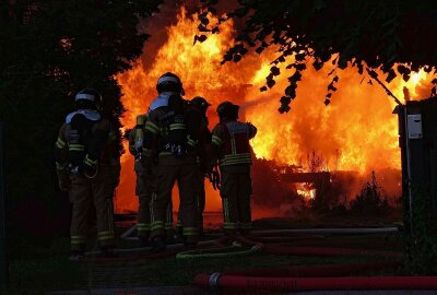 Massive Rauchentwicklung: Garagenbrand in Markkleeberg -  Vor Ort brannte eine Garage in voller Ausdehnung. Foto: xcitepress