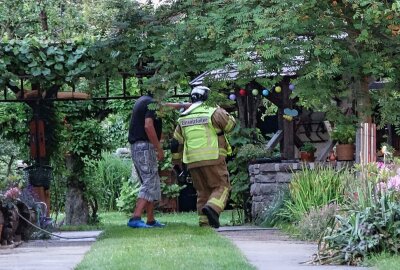 Massive Rauchentwicklung: Garagenbrand in Markkleeberg - Vor Ort brannte eine Garage in voller Ausdehnung. Foto: xcitepress