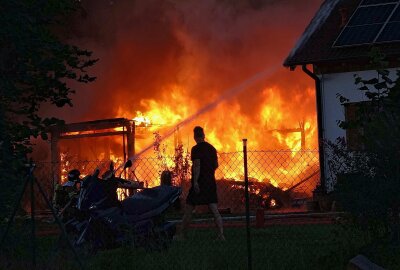 Massive Rauchentwicklung: Garagenbrand in Markkleeberg -  Vor Ort brannte eine Garage in voller Ausdehnung. Foto: xcitepress