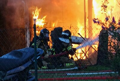 Massive Rauchentwicklung: Garagenbrand in Markkleeberg - . Vor Ort brannte eine Garage in voller Ausdehnung. Foto: xcitepress