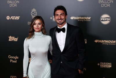 Mats Hummels zeigt sich bei Ballon d'Or mit Nicola Cavanis - Mats Hummels und Nicola Cavanis kamen gemeinsam zum Ballon d'Or.