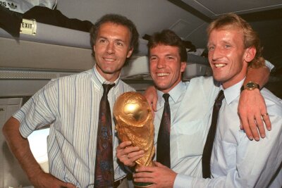 Matthäus über Tod von Beckenbauer und Brehme: "War Familie" - Gemeinsam wurden Franz Beckenbauer (l), Lothar Matthäus (m) und Andreas Brehme (r) 1990 Weltmeister.