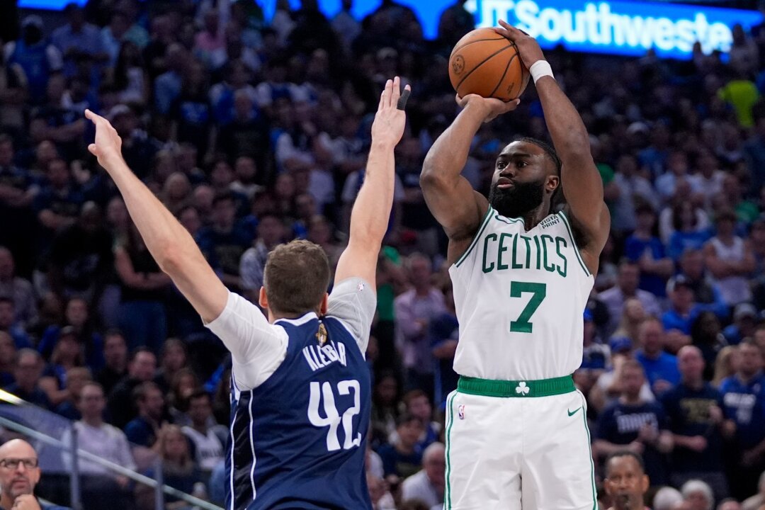 Mavs-Comeback misslingt: Celtics kurz vor NBA-Titelgewinn - Maxi Kleber (l) von den Dallas Mavericks versucht den Wurf von Bostons Jaylen Brown zu stoppen.