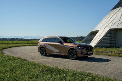 Mazda CX-80 - das neue SUV-Flaggschiff ist ab sofort - Bei einer Länge von exakt fünf Metern und einem Radstand von 3,12 Metern bietet der CX-80 Platz für eine dritte Sitzreihe.