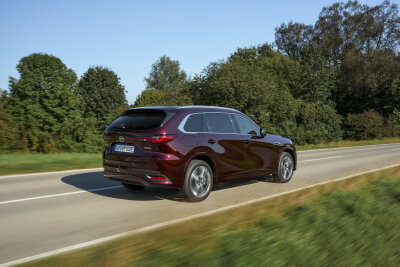 Mazda CX-80 - das neue SUV-Flaggschiff ist ab sofort - Bei einer Länge von exakt fünf Metern und einem Radstand von 3,12 Metern bietet der CX-80 Platz für eine dritte Sitzreihe.