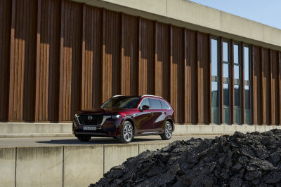 Mazda CX-80 - das neue SUV-Flaggschiff ist ab sofort - Bei einer Länge von exakt fünf Metern und einem Radstand von 3,12 Metern bietet der CX-80 Platz für eine dritte Sitzreihe und wird wahlweise mit sechs oder sieben Plätzen angeboten