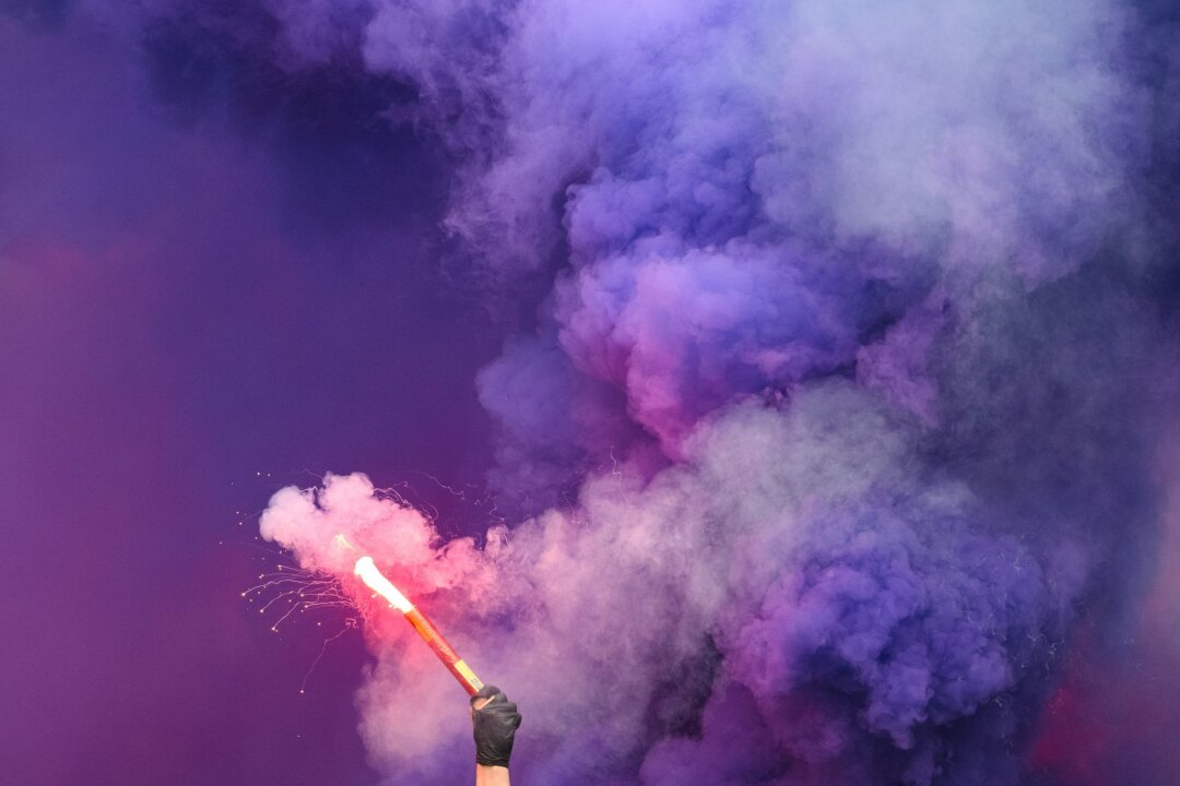 Medienbericht: Mehrere Clubs kritisieren Pyro-Strafen - 13 Clubs aus dem deutschen Profi-Fußball haben einem Medienbericht zufolge ein Positionspapier entwickelt, in dem die Strafen für Pyrotechnik-Vergehen kritisiert werden.