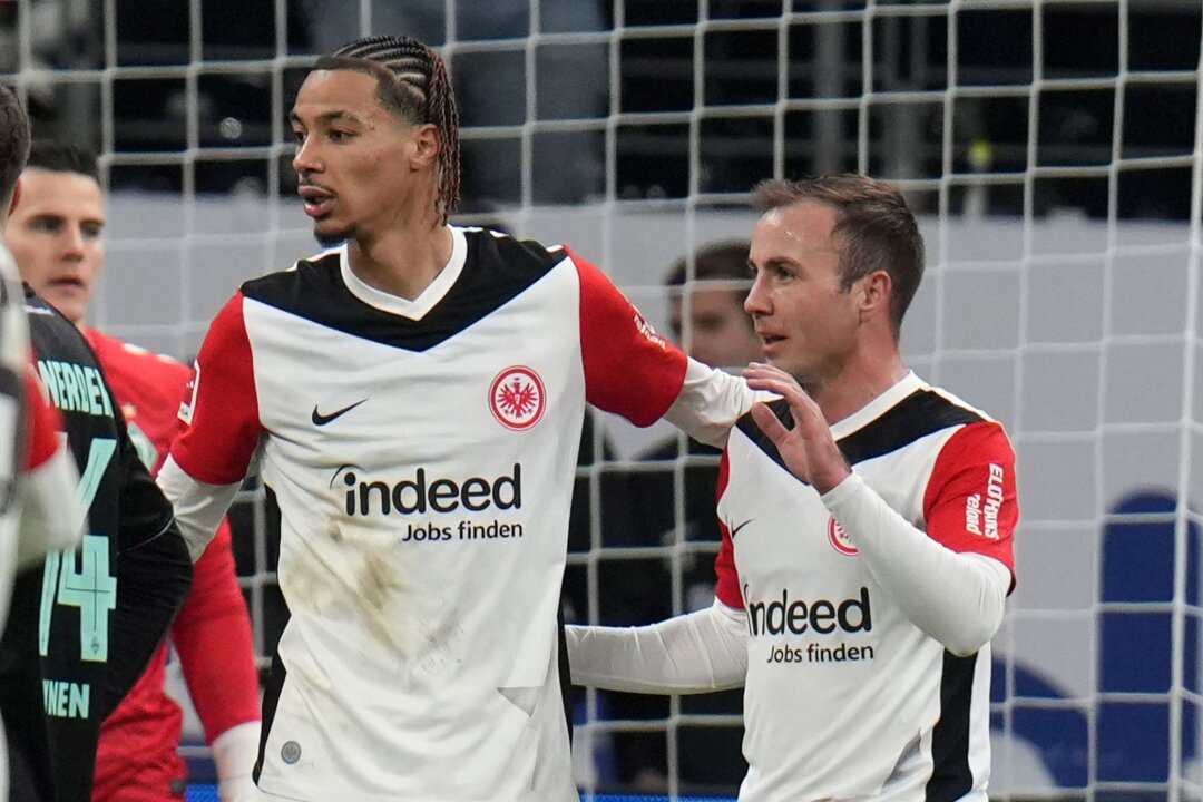 Medizinischer Notfall bei Frankfurt gegen Bremen - Der Jubel beim Treffer von Mario Götze (r) zum 1:0 für Eintracht Frankfurt gegen Werder Bremen war verhalten. Im Stadion gab es einen medizinischen Notfall.