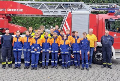 Meeraner "Löwen" helfen örtlichen Vereinen - Die Mitglieder der Jugendfeuerwehr freuen sich über die Zuwendung der Lions-Hilfe Meerane. Foto: Verein