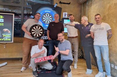 Mega Darts-Event mit Phil Taylor und Mario Basler in Chemnitz - Am 29. März 2025 können sich alle Chemnitzer auf ein Dartturnier der Superlative freuen. Neben dem 16-fachen Dartweltmeister Phil "The Power" Taylor  wird unter anderem auch Fußballlegende Mario Basler am Turnier teilnehmen.