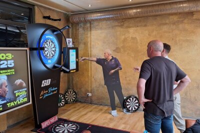 Mega Darts-Event mit Phil Taylor und Mario Basler in Chemnitz - ...und duellierte sich mit Veranstalter Matthias Krauß.