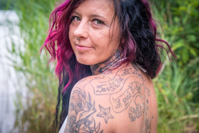 Megan (39): Zwischen Schicksalsschlägen und der Sucht nach Farbe unter der Haut - Megan aus Leipzig hat fast den ganzen Körper voller Tattoos.