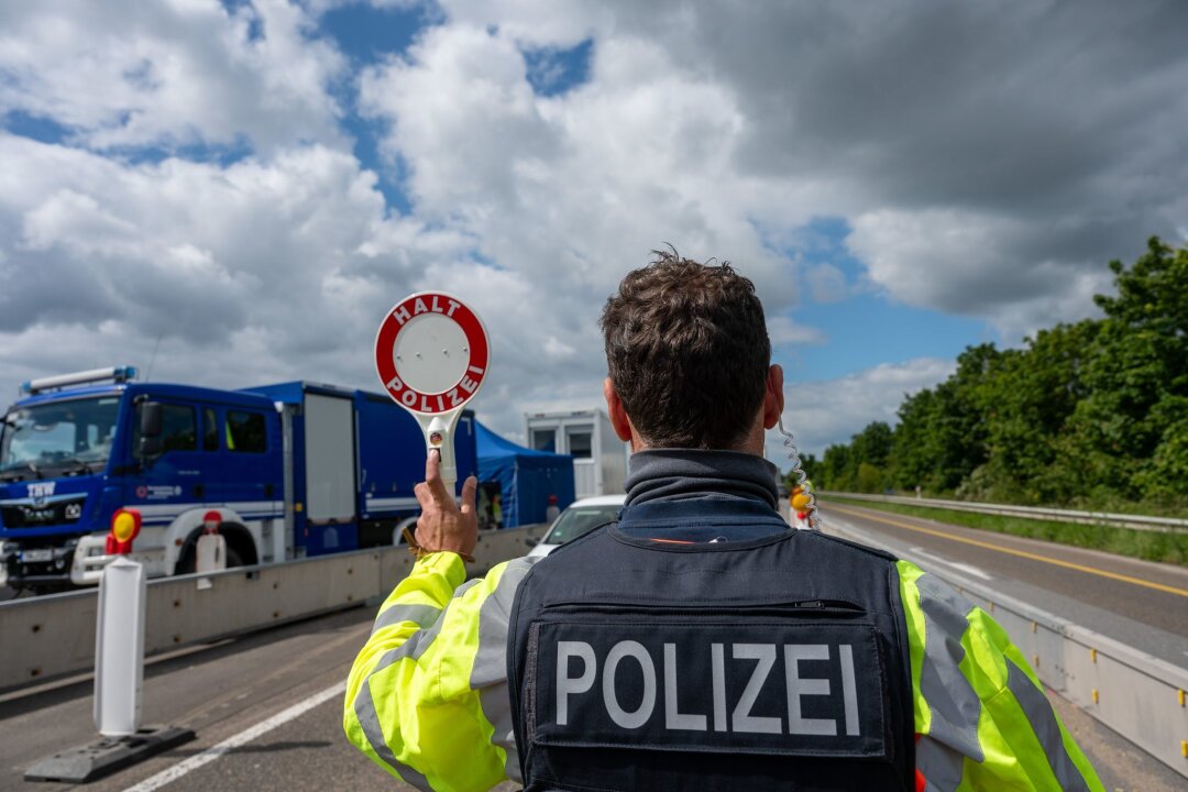 Mehr als 53.000 unerlaubte Einreisen registriert - Bundesinnenministerin Nancy Faeser begründete die Anordnung stationärer Kontrollen an allen Landgrenzen ab Mitte September mit irregulärer Migration sowie dem Schutz vor islamistischen Terroristen und grenzüberschreitender Kriminalität. (Archivbild)