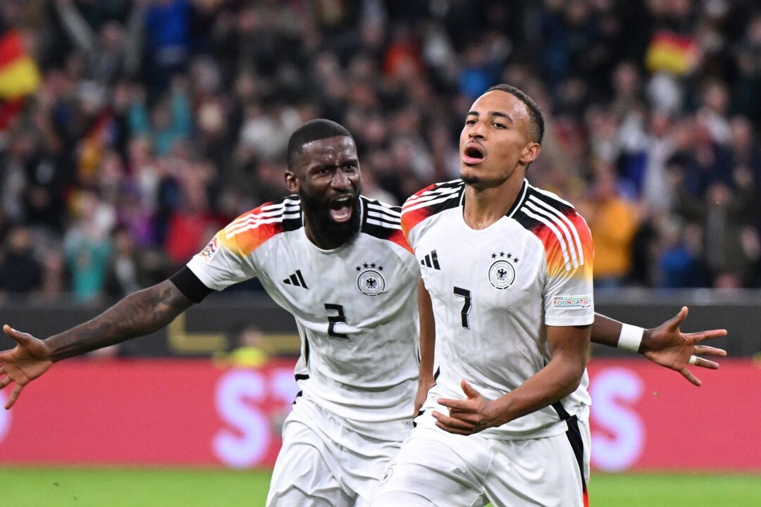 Mehr als acht Millionen TV-Zuschauer bei Fußball-Klassiker - Debütant Jamie Leweling (r) war Torschütze und Matchwinner für das DFB-Team gegen die Niederlande.  