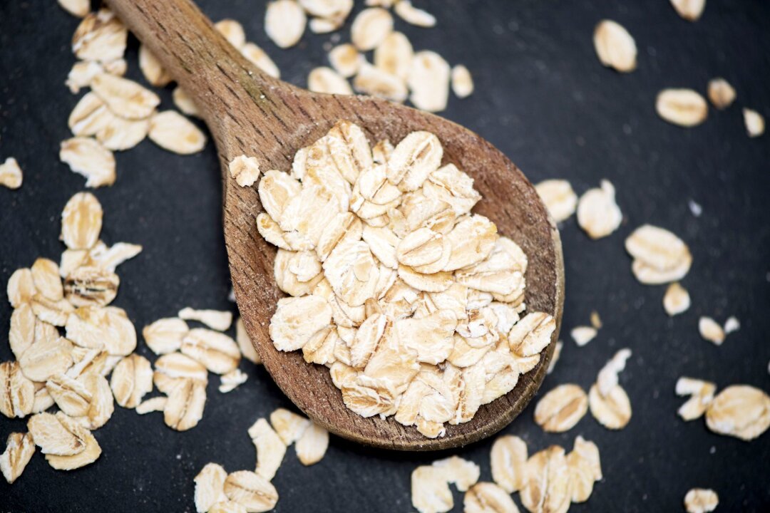 Mehr als Müsli: Haferflocken beim Backen verwenden - Hafer ist in Deutschland besonders beliebt: Als Flocken eignet er sich als Backzutat oder Topping besonders gut.