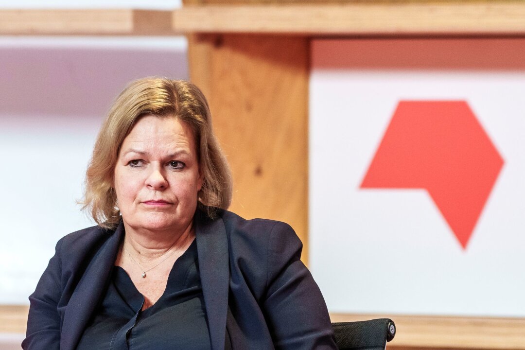 Mehr Gewalt gegen Frauen: Faeser für elektronische Fußfessel - Bundesinnenministerin Nancy Faeser (SPD) plädiert für harte Strafen, verpflichtende Anti-Gewalt-Trainings und die elektronische Fußfessel, um Frauen besser vor Gewalt zu schützen. (Archivfoto)