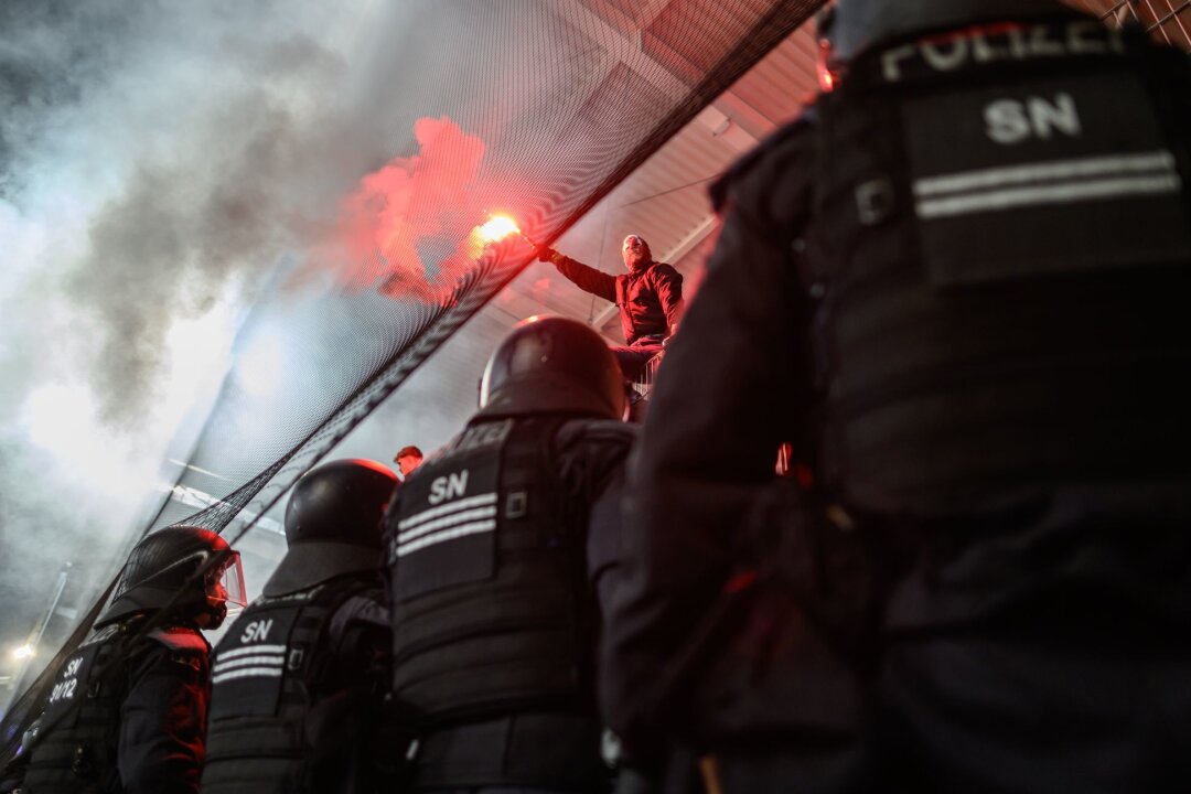 Mehr Straftaten und Verletzte rund um Bundesligaspiele - Der Missbrauch von Pyrotechnik habe in den ersten drei Spielklassen weiter zugenommen, heißt es im Jahresbericht der ZIS. (Archivbild)