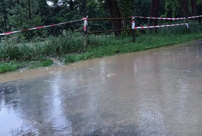 Mehrere Feuerwehreinsätze nach Unwetterlage in Colditz -  Die Orte Podelwitz und Hohnbach mussten aufgrund von Überflutung und Erdrutsch gesperrt werden. Foto: xcitepress