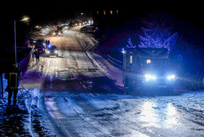 Mehrere PKW im Straßengraben gelandet: Unfälle nach Schnee und Glätte im Erzgebirge - Besonders betroffen ist die B 95 zwischen Annaberg-Buchholz und Oberwiesenthal.